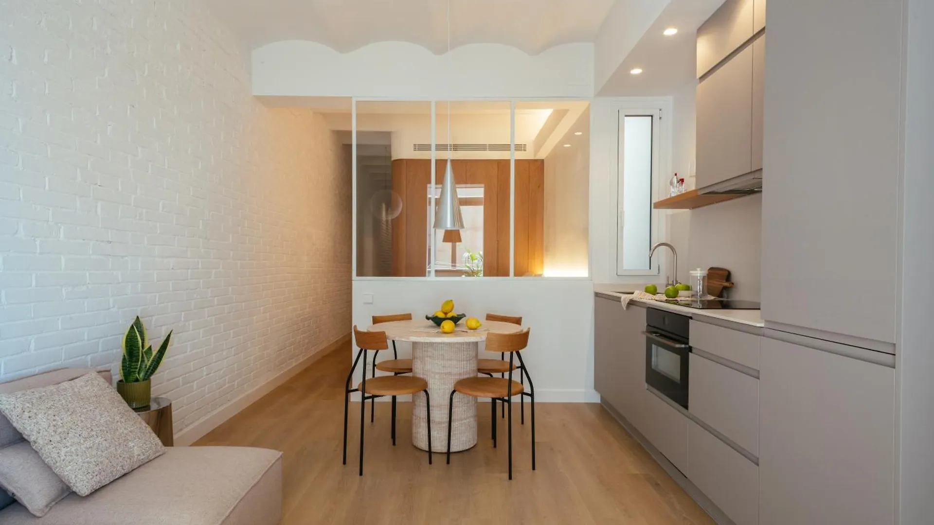 Appartamento Newly Renovated Stylish Eixample - Great Location Barcellona