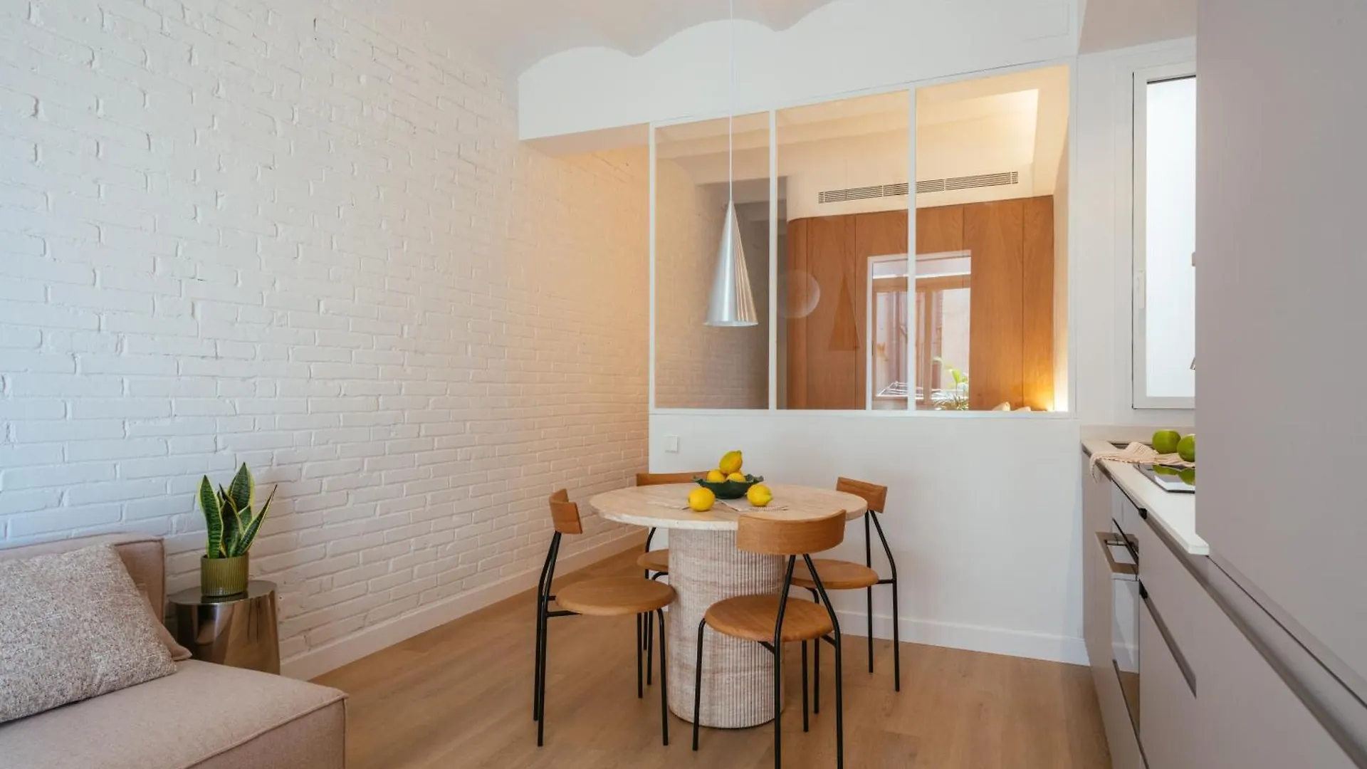 Appartamento Newly Renovated Stylish Eixample - Great Location Barcellona