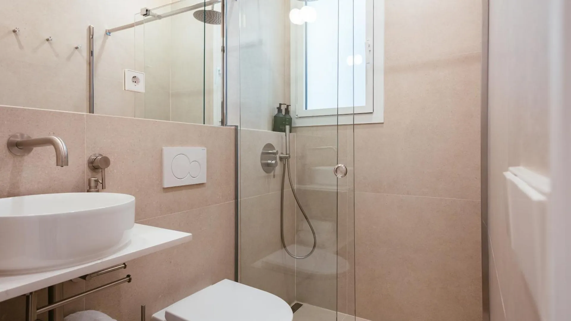 Apartamento Newly Renovated Stylish Eixample - Great Location Barcelona España