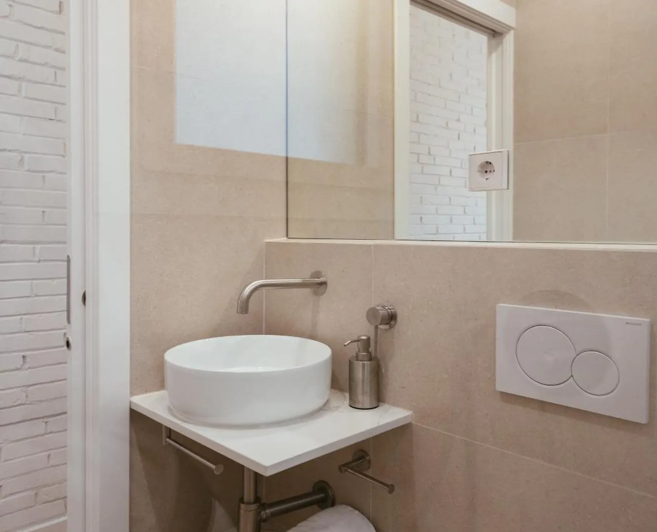 Apartamento Newly Renovated Stylish Eixample - Great Location Barcelona 0*,  España